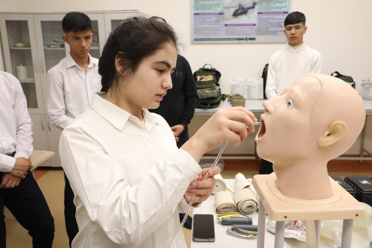 Harbiy tibbiyot institutida Mirzo Ulug‘bek tumanida joylashgan Prezident maktabining o‘quvchilari uchun “Harbiy tibbiyot sohasida amalga oshirilgan ishlar hamda tinglovchilarga yaratilgan shart-sharoitlar” mavzusida ochiq eshiklar tashkil etildi.